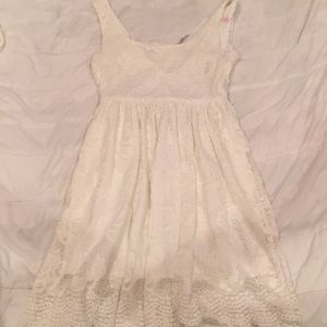 White lace dress. Size M. Ends mid thigh.
